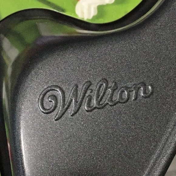 WILTON long sleeve t shirt cake pan - Picture 4 of 5